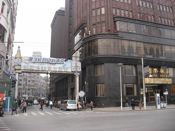 レストランや小吃（シャオチー 軽食）店が並ぶ「黄河路美食休閑街」。人民広場北側、国際飯店の横の道です。