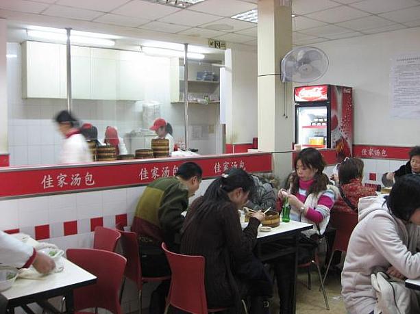 小腹もすいたことだし、湯包のお店「佳家湯包」へ。午後3時でも満員御礼。注文を受けてから包んで蒸すので、最低でも10分は待つんだそう。