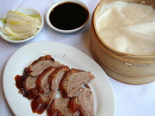 ジャーン！北京ダックです！お肉は厚めのスライスで、食べごたえあり。