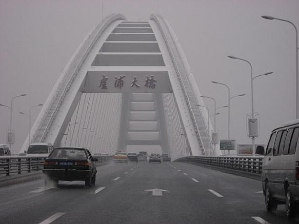 2010年開催の上海万博会場建設地を偵察に、タクシーで盧浦大橋へ。