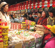 食品デパートは大賑わい -南京東路