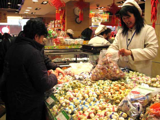 食品デパートでは、個別包装のお菓子の量り売りが基本スタイル。欲しい分だけ袋につめます。