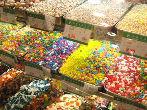 いろとりどりのカラフルグミやカラフル仁丹まであります。表示されている価格は500ｇの値段です。