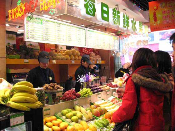 フレッシュジュースも若い人を中心に大人気！1杯5元〜。