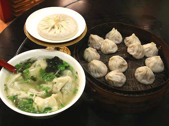 2階の「泰康湯包館」では、巨大湯包や小籠包などの点心と麺が食べられますよ。こちらのお店を近いうちにご紹介する予定なので、お楽しみに！