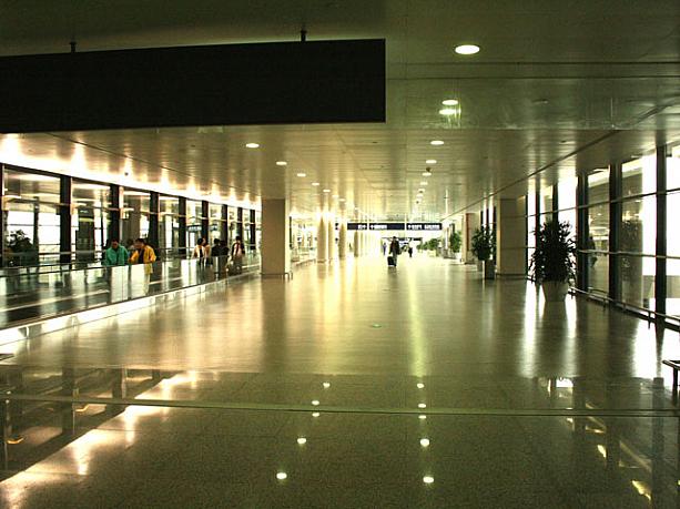 3月26日にオープンした浦東空港第２ターミナルビルに来てみました。動く歩道を使えば第１ターミナルビルからの移動時間は約５分。