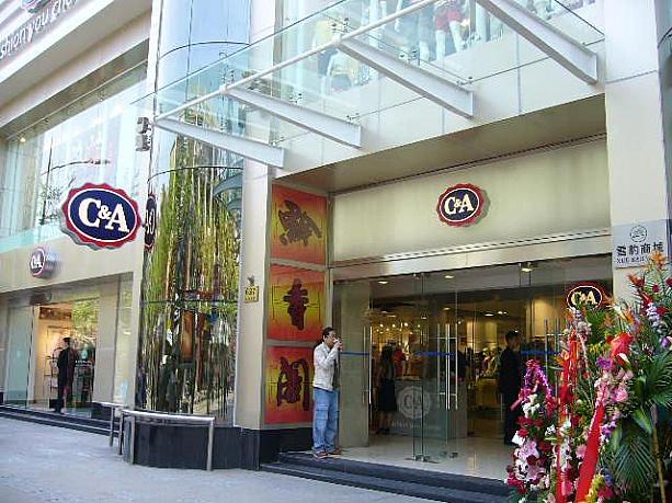 H&Mと並んで上海で人気の「C&A」淮海店が本日オープン！こちらはオランダ系で、H&Mと同じような価格帯。店内は買い物客であふれ、地元メディアもたくさん取材にきている様子。