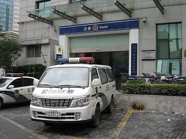 ホテルに宿泊の場合はホテル側が手続きをしてくれるので問題なしですが、友人宅などに泊まる場合は本来は申請が必要。上海居住のために到着された方は、後でビザ申請に必要となるので、必ず最寄の派出所へ！
