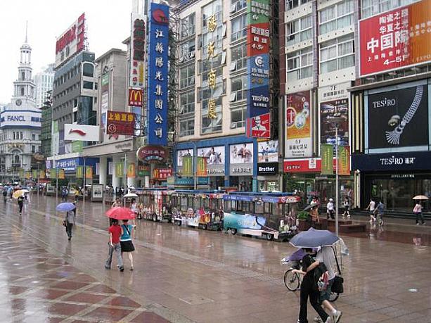 今月8日に梅雨入りした上海。いつもはたくさんの人で賑わう南京東路も、さすがにこのお天気では人がまばら。