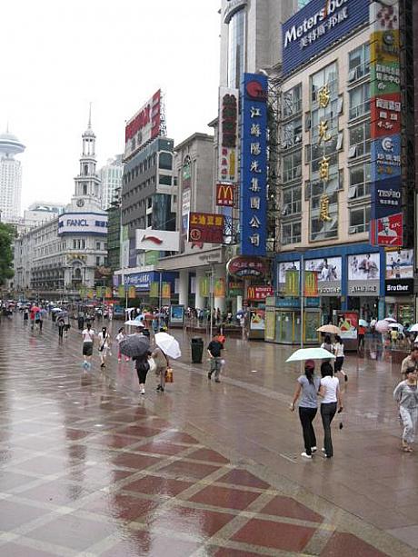 小雨程度なら、傘はささないのが上海っ子流？