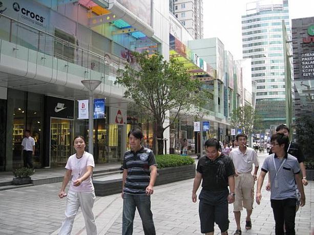 小吃街「呉江路」の西側部分にやってきました！前回の偵察時はやや閑散としていましたが、いまやカフェ・レストラン・ショップ

が集まる活気ある遊歩道に大変身。特に夜ともなれば沢山の人で賑わい、まさにホットなスポット♪