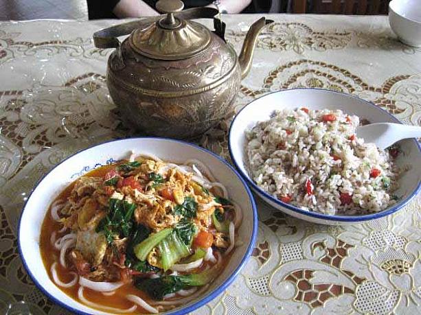 ここに来たら「鶏蛋拌麺」が食べたくなっちゃうんですよね〜。今日は、「牛肉炒飯」もオーダー。どちらも15元で大満足の味！