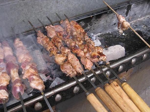 忘れちゃいけないのが“羊肉串”！これをテイクアウトする人もたくさんいる人気メニューです。