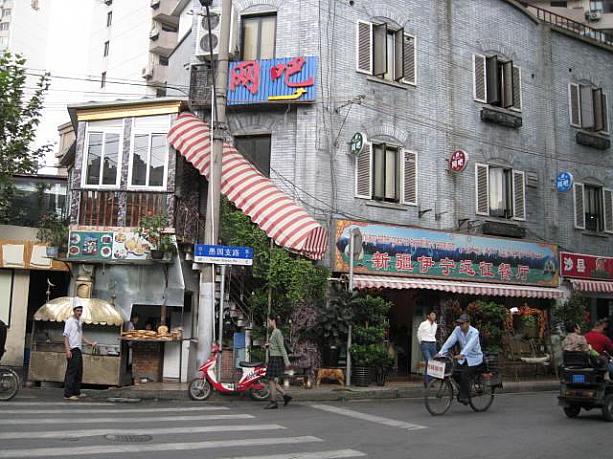 お店は「烏魯木斉北路」×「愚園支路」の交差点にあります。「雲峰劇場」、「ポートマン劇場」から徒歩圏内なので、雑技鑑賞後のレストラン選びに迷ったら是非！