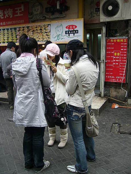 呉江路・東段は、小吃（シャオチー：B級グルメ的な軽食）が有名なストリート。
