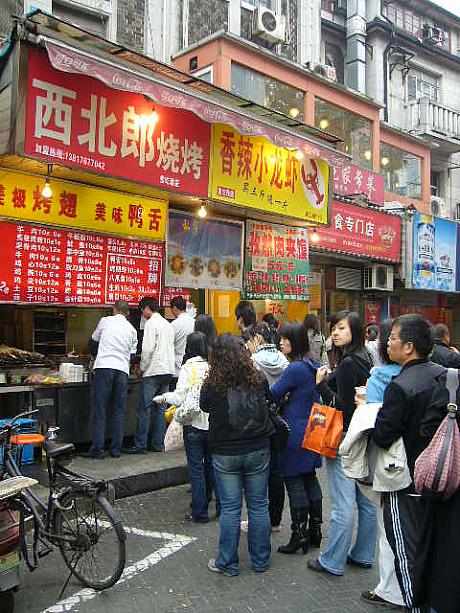 ここで一番多いアイテムといえば、串焼き。「西北郎」にはいつも行列ができています。