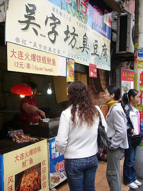 臭豆腐や、カキのオムレツも人気のシャオチーです。