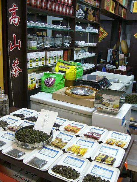 この市場の茶葉屋さんは、こんなふうにサンプルを店先に並べているお店が多いですね。中国茶の茶葉は、細長いものからコロコロした粒型のまで、いろんな形があるんですよ。