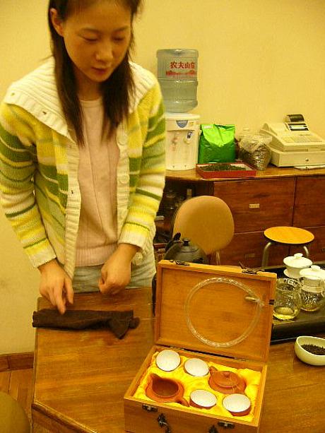 茶器の種類は多くないですが、扱っているお店がいくつかあります。こちらは旅行用の茶器７点セットで130元！