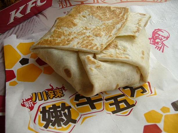 ５角形をしたこちらが、中国KFC初の牛肉メニュー。牛勁十足は、「きかん気充分」というような意味です。
