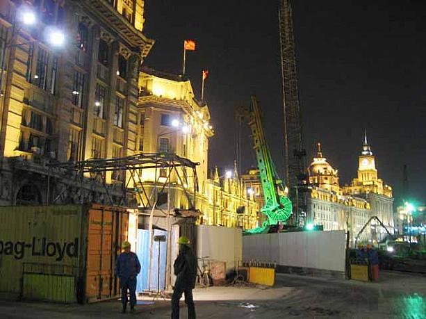 昨夜からめっきり冷え込んだ上海。寒さにめげず、夜の外灘へと繰り出しました。外灘５号、６号の手前までくると、中山東一路は大々的な工事中！