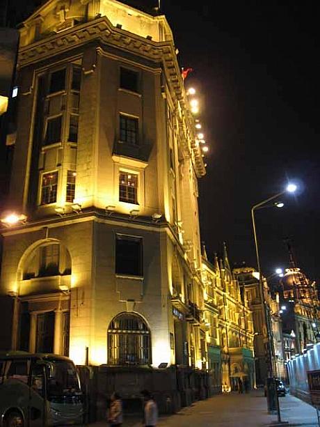 しかし、建築群沿いにはちゃんと歩行者道が残っているので、ご安心を。これから広東路との交差点にある「外灘５号」へ向かいます。