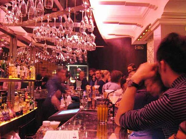 外灘５号の６階にある「Glamour Bar」はオシャレな雰囲気で人気のラウンジバーですが、この混みっぷりは格別！！！