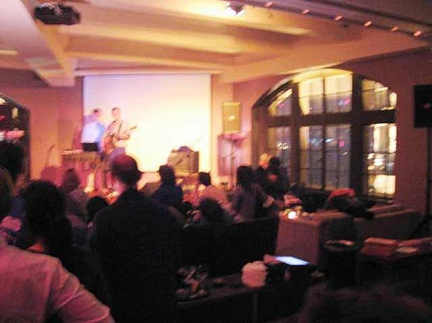 それもそのはず、スウェーデンの人気若手アーティストJens Lekman（イェンス レークマン）のライブイベントだったんです！日本でもアルバムが発売されいているんですよね。