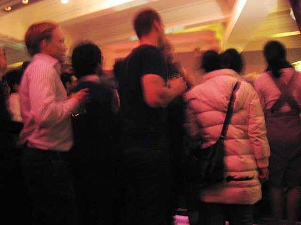 店内は上海在住の各国人達でギッシリ！みんなイェンスの音楽にノリノリでした。日本ではまだ大々的なメジャーではないみたいですが、気になった方はぜひチェックしてみてくださいね！