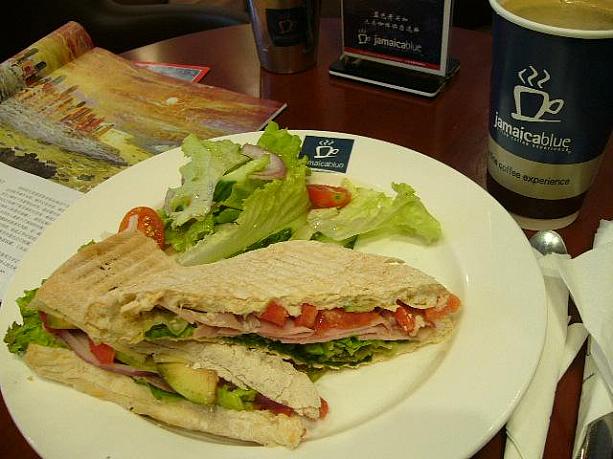 ハムアボカドサンドイッチ、ロングブラックコーヒー。店内で食べる場合、生野菜サラダが一緒に盛られてきます♪