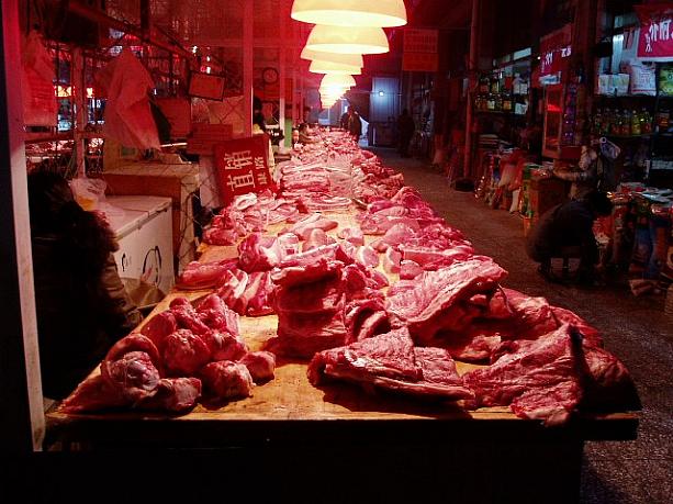 豚肉売り場。羊肉はモスリムの方達用に別の場所で売られています。