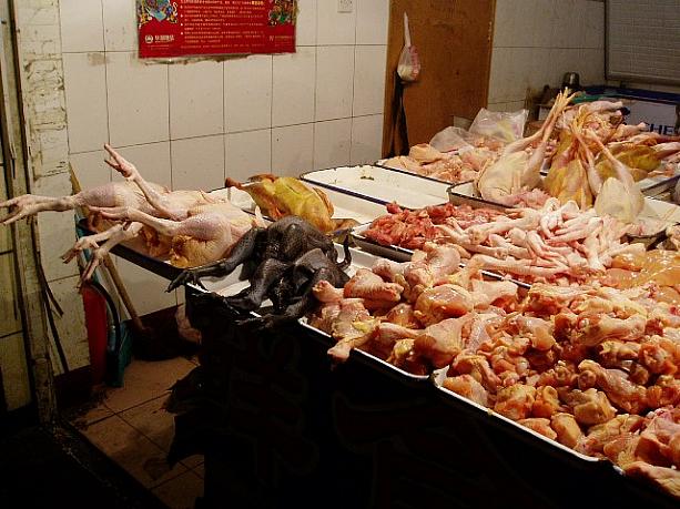 鶏肉コーナー。丸ごと売られているのは新鮮な証拠？