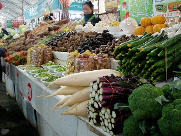 野菜売り場。水菜、菱の実など普通のスーパーでは売っていない野菜もあり種類は豊富です。