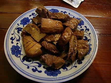 「豆腐干」（10元）
醤油や八角で煮込んだ干し豆腐。強いお酒のお供に。
