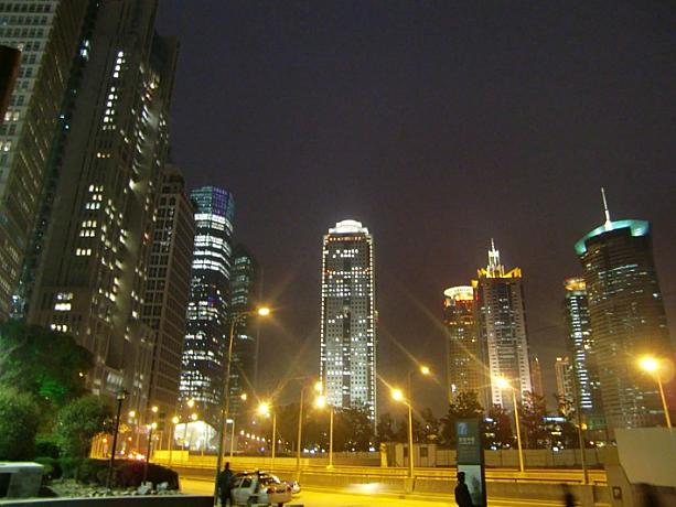 夜のオフィス街は閑散としています。