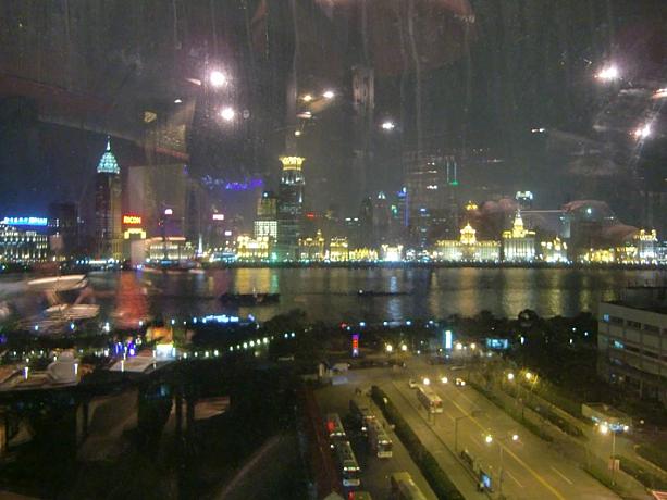 黄浦江沿いにあるショッピングモール「正大広場」の窓から見た外灘。