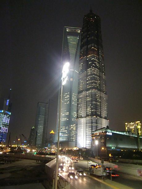 間近に見る金茂大廈と上海環球金融中心（上海ヒルズ）は大迫力。