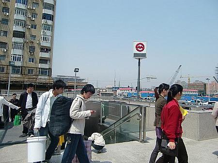 そのまま地下鉄8号線で一駅の「耀華路」駅へ。駅を出るとまたもや工事中。