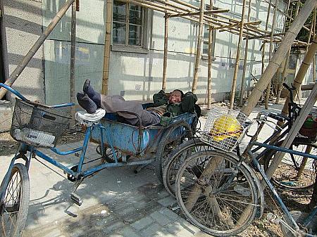 ほんと、お疲れさまです。彼らの多くは中国の貧しい地域からやってきた出稼ぎの人たちとか。