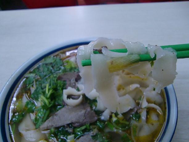 細麺もあるけど、小麦粉のかたまりを削って作る刀削麺が美味。