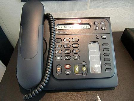 一般的なホテルの客室内の電話