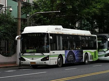 白地に黄緑ラインのバスが主流（2014年7月現在）