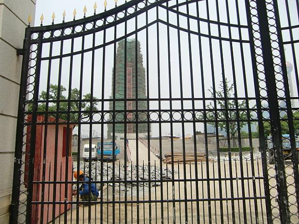 たもとにある「黄浦公園」は工事で閉鎖中（2009年6月15日現在）。