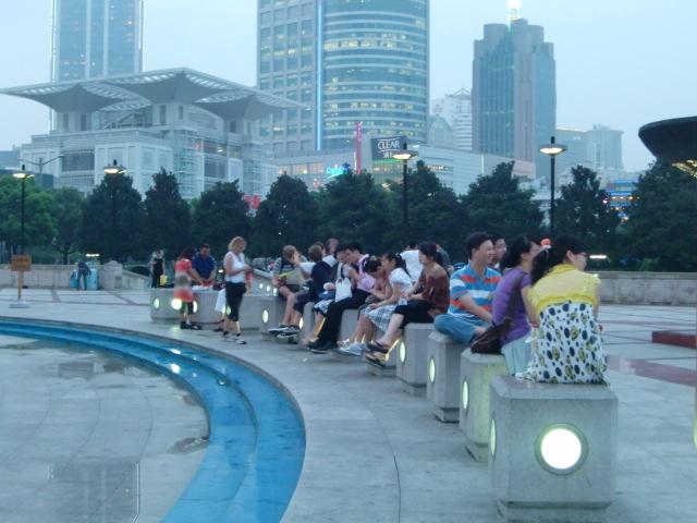人民広場の噴水広場で夕涼み 上海ナビ