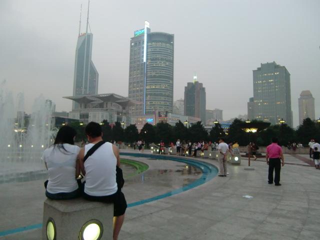 人民広場の噴水広場で夕涼み 上海ナビ