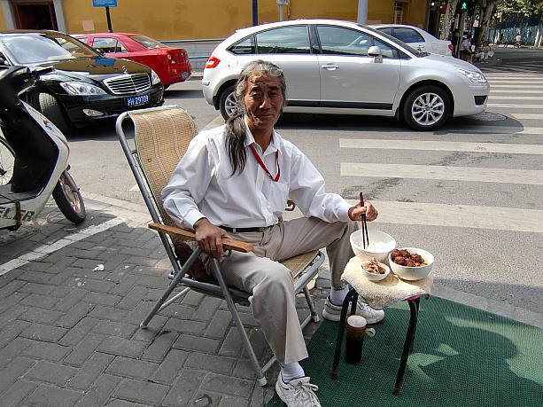 占い師は大抵おじさん。ただし、中国語で占うので要語学力です。