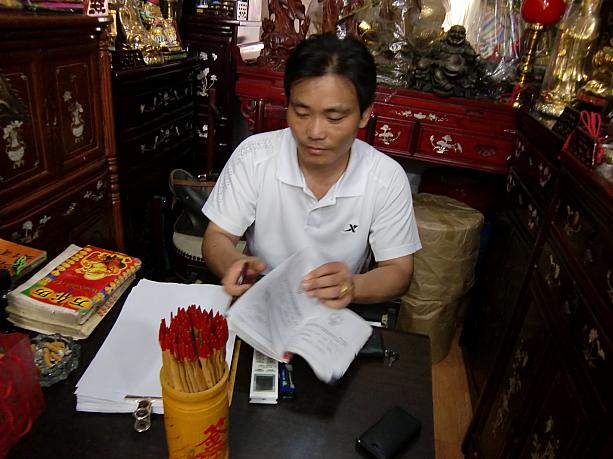 おみくじのような棒を引くもの、手相、人相、生年月日などで占ってもらえます。相場は一件20元。