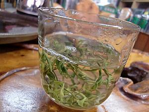 上海でも大抵の茶葉店が扱っている黄山毛峰も本場で飲めばひと味違う!　コクのあるまろやかな味わいの緑茶です。