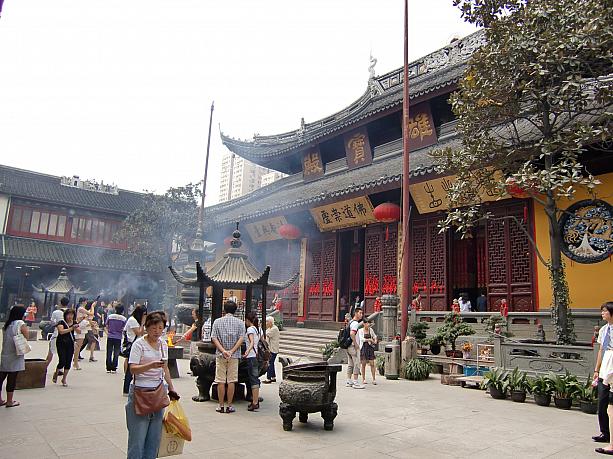玉仏寺はいつ行っても観光客でいっぱい。