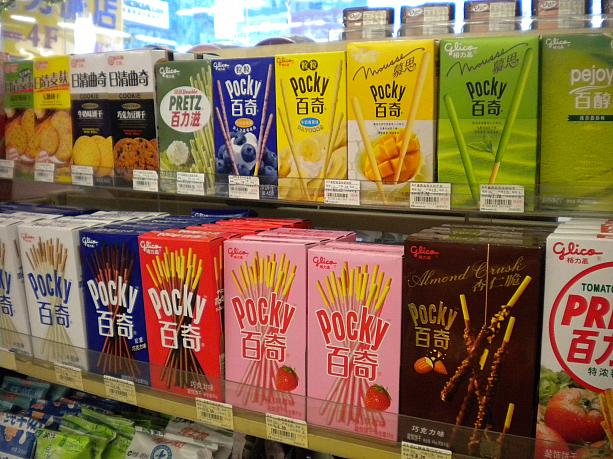日本のお菓子はもう定番。マンゴーポッキーなど、国内では手に入らないものも。